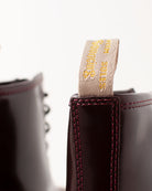 Bei PICK UP in Düsseldorf findest Du Dr. Martens, 1460 Vegan Cherry Red Oxford Rub Off  und viel mehr von Dr. Martens