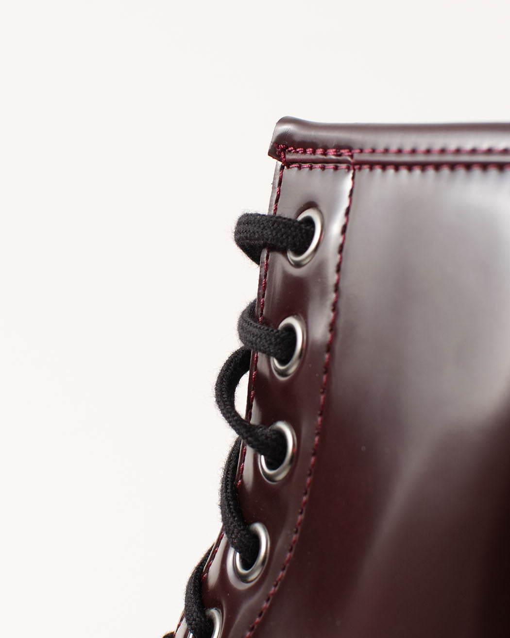 Bei PICK UP in Düsseldorf findest Du Dr. Martens, 1460 Vegan Cherry Red Oxford Rub Off  und viel mehr von Dr. Martens