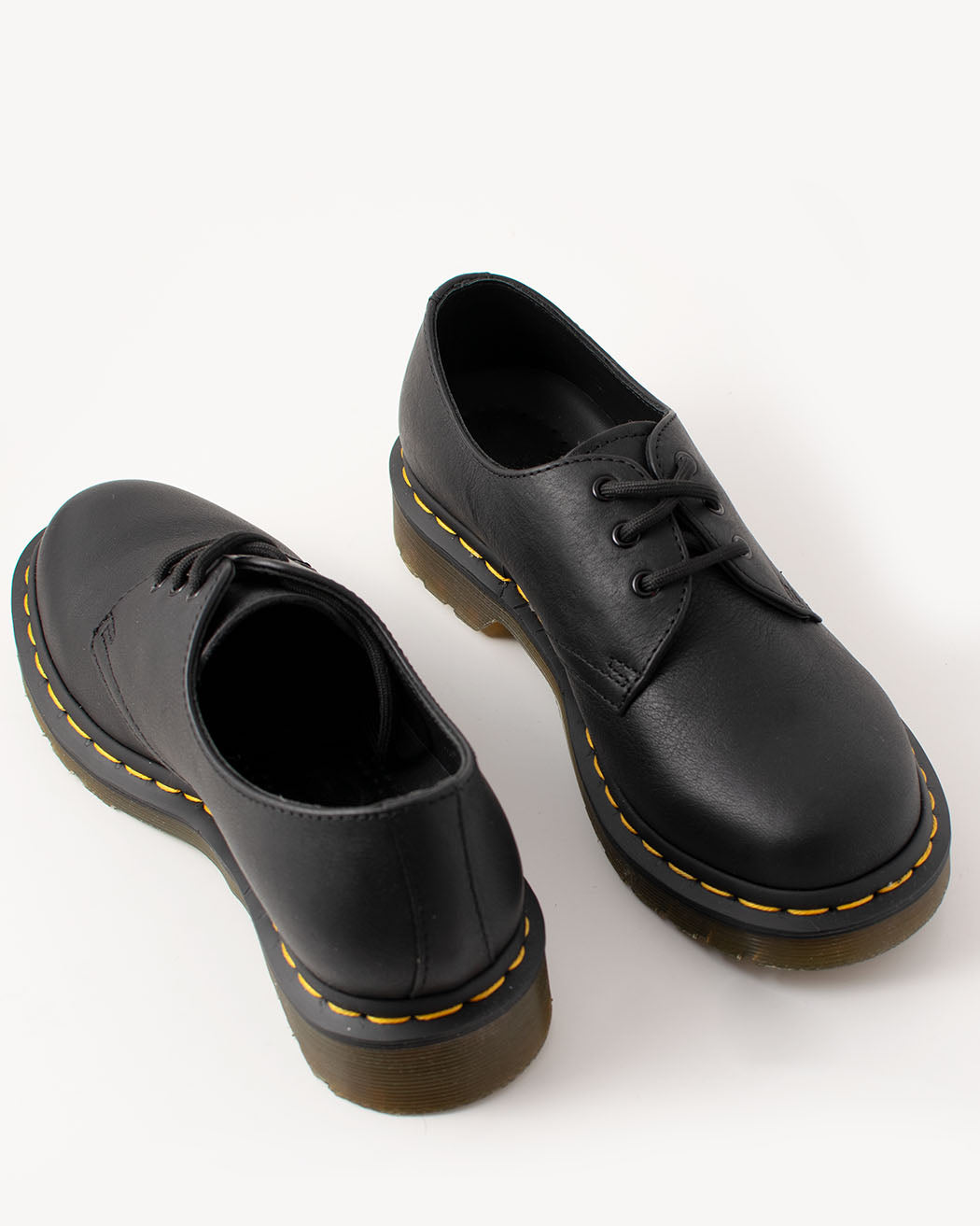 Bei PICK UP in Düsseldorf findest Du Dr. Martens, 1461 Black Virginia  und viel mehr von Dr. Martens