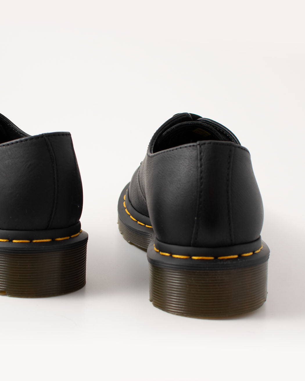 Bei PICK UP in Düsseldorf findest Du Dr. Martens, 1461 Black Virginia  und viel mehr von Dr. Martens