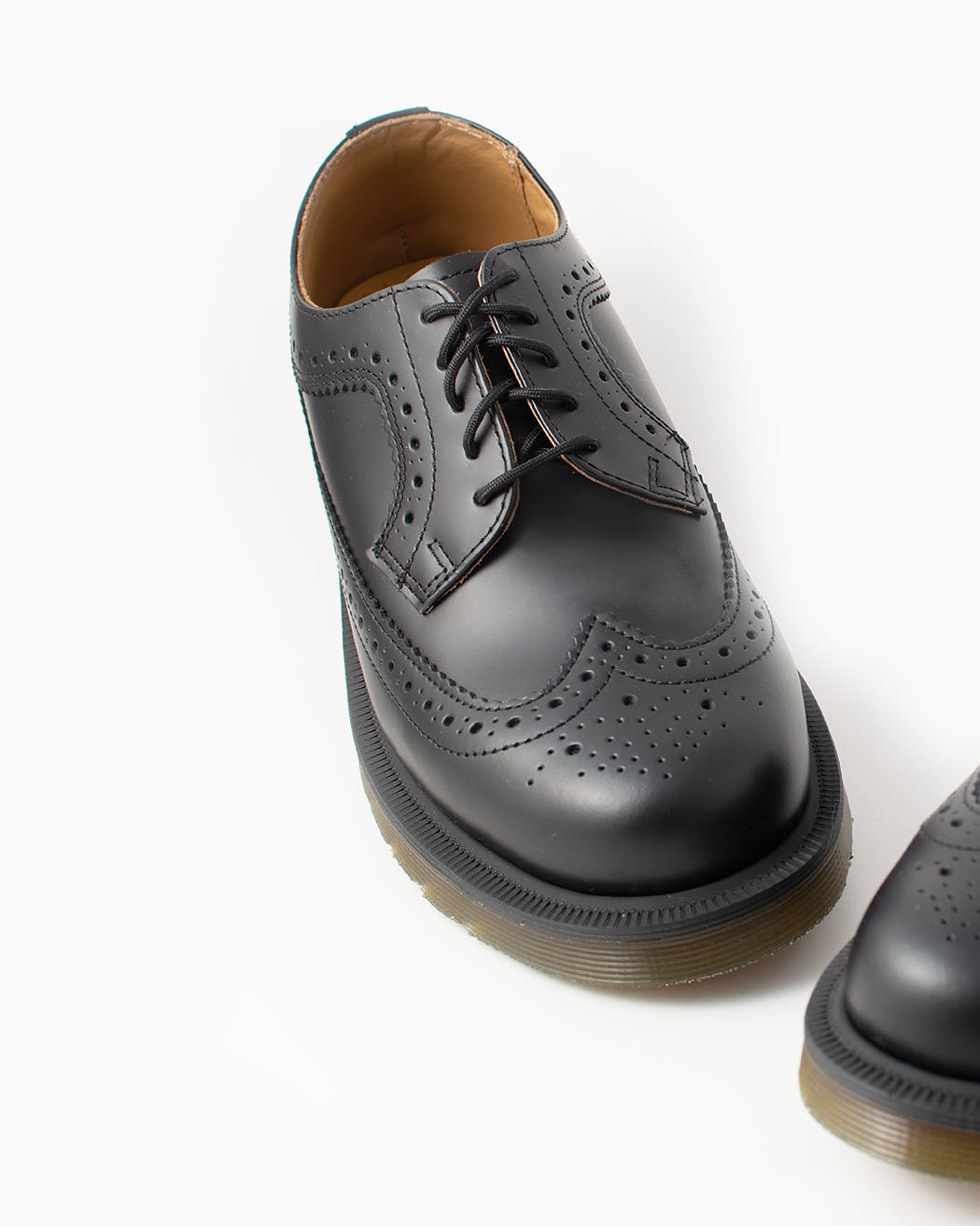 Bei PICK UP in Düsseldorf findest Du Dr. Martens, 3989 Black Smooth und viel mehr von Dr. Martens