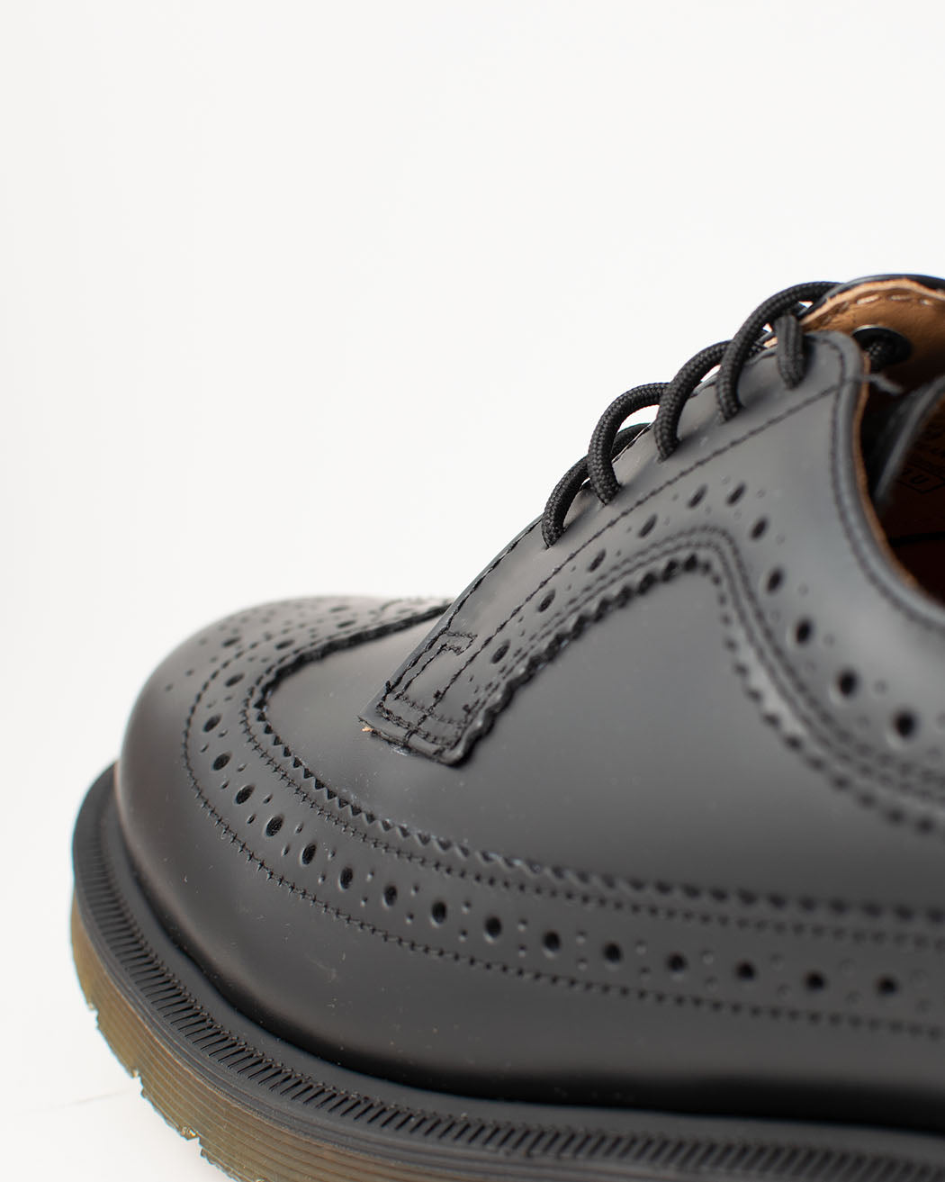 Bei PICK UP in Düsseldorf findest Du Dr. Martens, 3989 Black Smooth und viel mehr von Dr. Martens