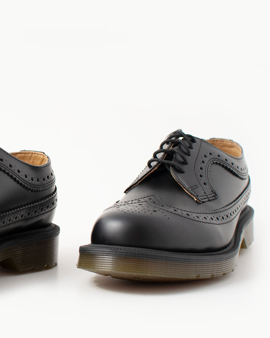 Bei PICK UP in Düsseldorf findest Du Dr. Martens, 3989 Black Smooth und viel mehr von Dr. Martens