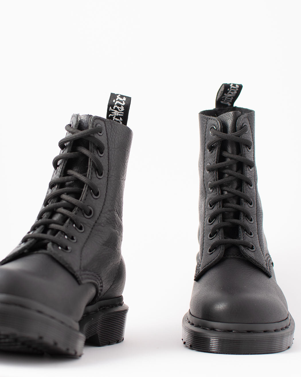 Bei PICK UP in Düsseldorf findest Du Dr. Martens, Pascal MONO Virginia Black  und viel mehr von Dr. Martens