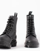 Bei PICK UP in Düsseldorf findest Du Dr. Martens, Pascal MONO Virginia Black  und viel mehr von Dr. Martens