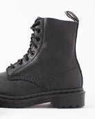 Bei PICK UP in Düsseldorf findest Du Dr. Martens, Pascal MONO Virginia Black  und viel mehr von Dr. Martens