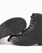Bei PICK UP in Düsseldorf findest Du Dr. Martens, Pascal MONO Virginia Black  und viel mehr von Dr. Martens