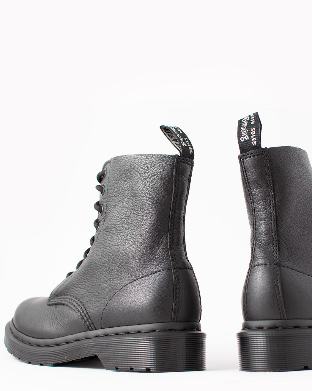 Bei PICK UP in Düsseldorf findest Du Dr. Martens, Pascal MONO Virginia Black  und viel mehr von Dr. Martens