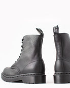 Bei PICK UP in Düsseldorf findest Du Dr. Martens, Pascal MONO Virginia Black  und viel mehr von Dr. Martens