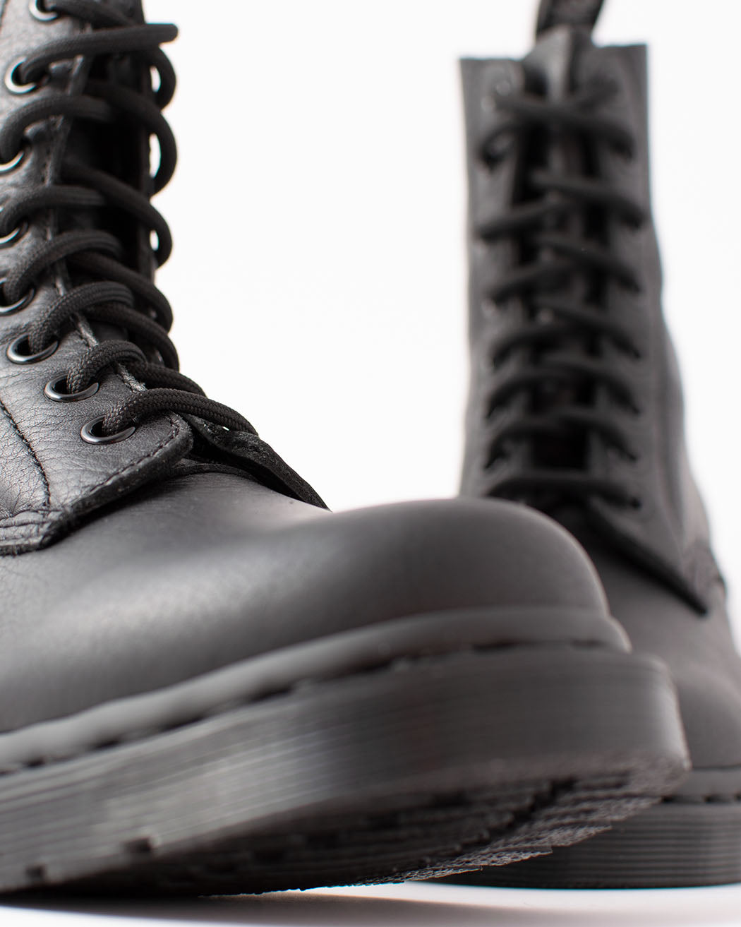 Bei PICK UP in Düsseldorf findest Du Dr. Martens, Pascal MONO Virginia Black  und viel mehr von Dr. Martens