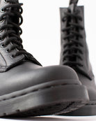 Bei PICK UP in Düsseldorf findest Du Dr. Martens, Pascal MONO Virginia Black  und viel mehr von Dr. Martens