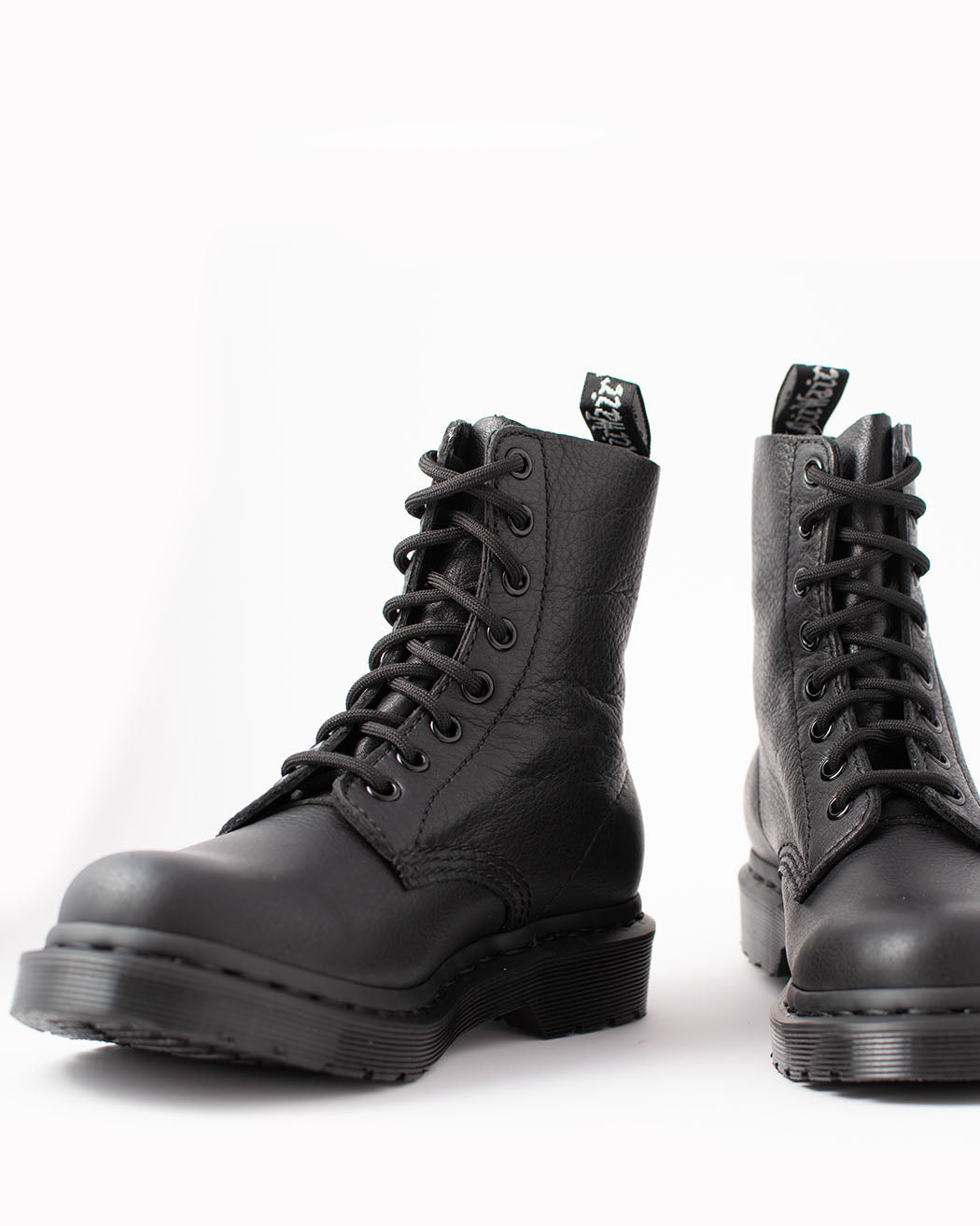 Bei PICK UP in Düsseldorf findest Du Dr. Martens, Pascal MONO Virginia Black  und viel mehr von Dr. Martens