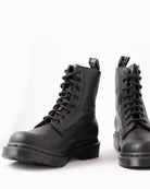 Bei PICK UP in Düsseldorf findest Du Dr. Martens, Pascal MONO Virginia Black  und viel mehr von Dr. Martens