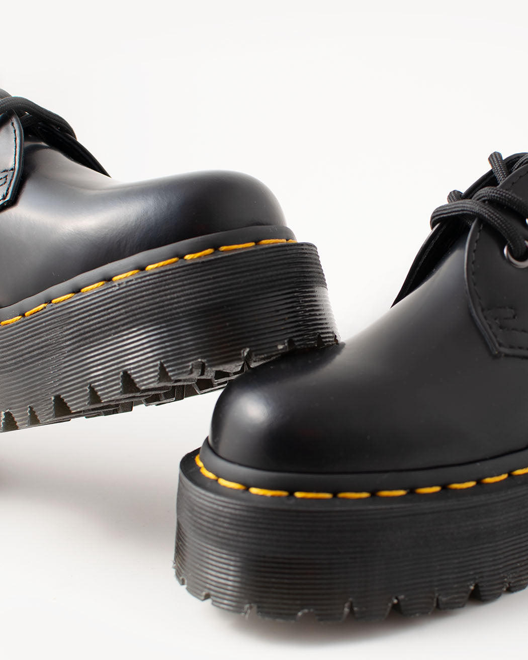 Bei PICK UP in Düsseldorf findest Du Dr. Martens, 1461 QUAD Black Polished Smooth  und viel mehr von Dr. Martens