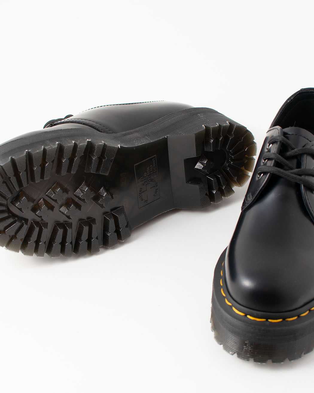 Bei PICK UP in Düsseldorf findest Du Dr. Martens, 1461 QUAD Black Polished Smooth  und viel mehr von Dr. Martens