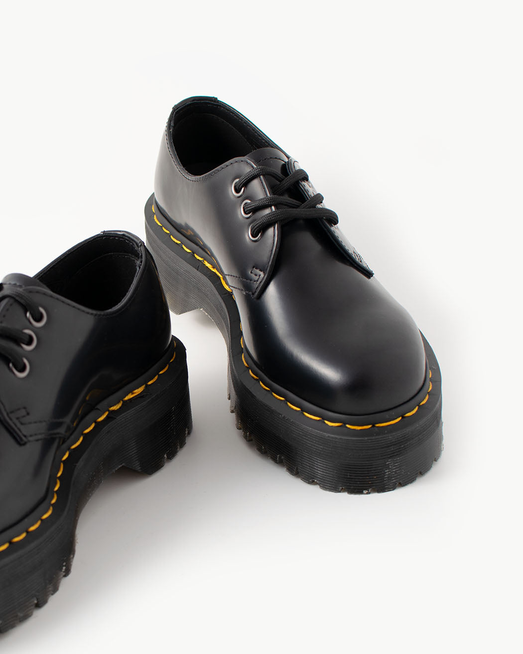 Bei PICK UP in Düsseldorf findest Du Dr. Martens, 1461 QUAD Black Polished Smooth  und viel mehr von Dr. Martens