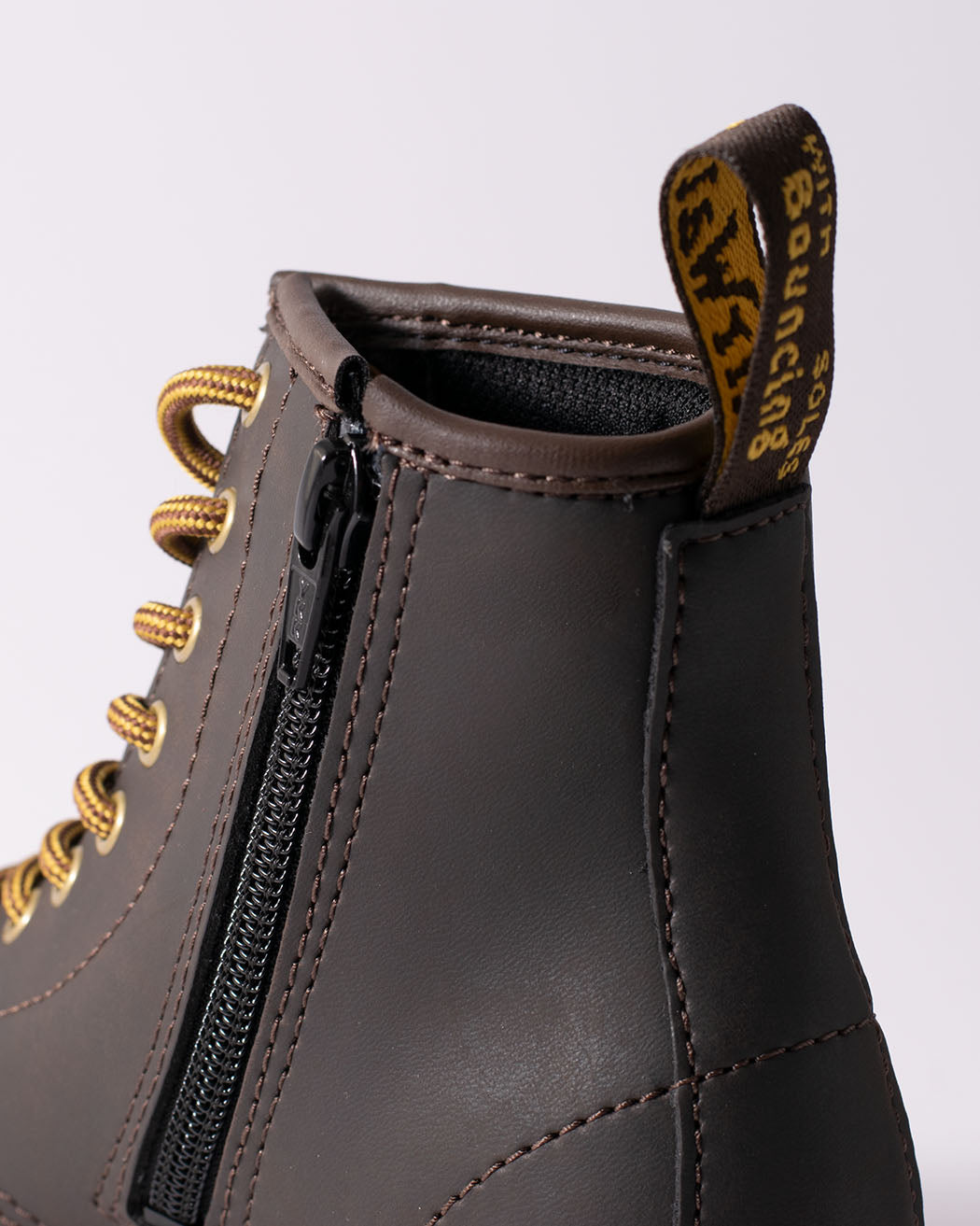 Bei PICK UP in Düsseldorf findest Du Dr. Martens, 1460 J GAUCHO SPLIT WILDHORSE und viel mehr von Dr. Martens