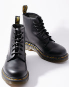 Bei PICK UP in Düsseldorf findest Du Dr. Martens, 101 YS, Black Smooth  und viel mehr von Dr. Martens