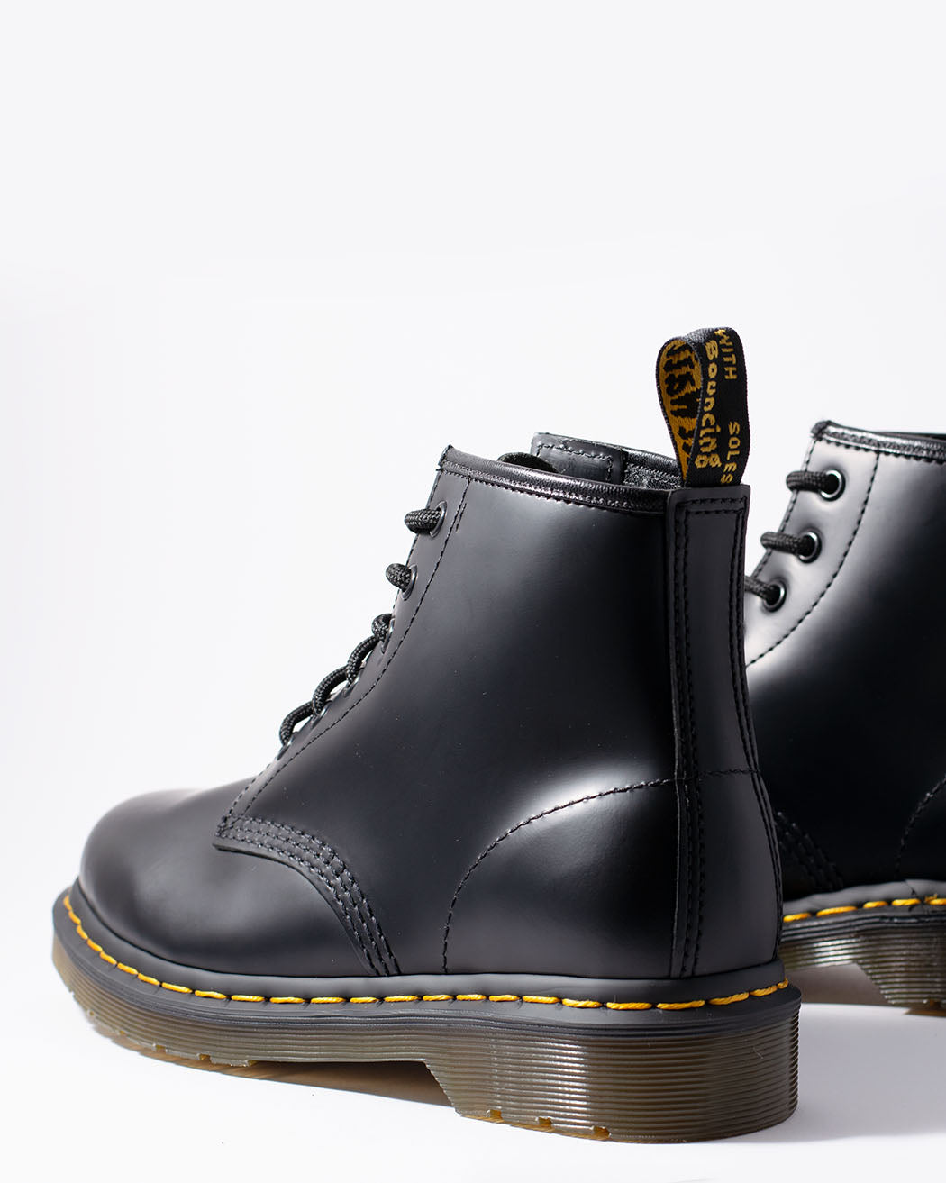 Bei PICK UP in Düsseldorf findest Du Dr. Martens, 101 YS, Black Smooth  und viel mehr von Dr. Martens