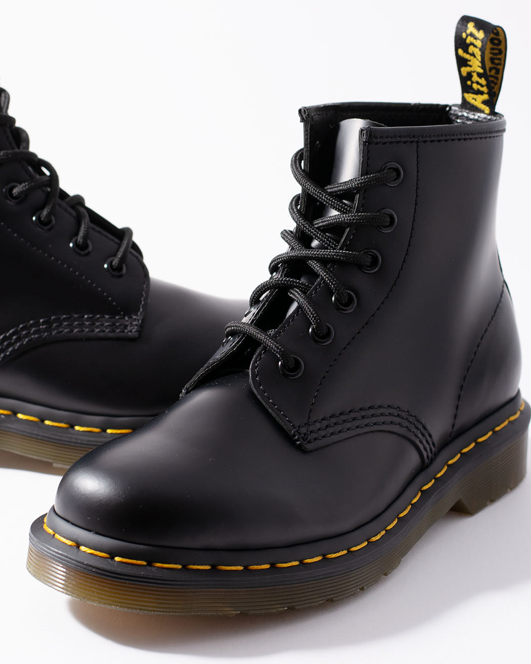 Bei PICK UP in Düsseldorf findest Du Dr. Martens, 101 YS, Black Smooth  und viel mehr von Dr. Martens