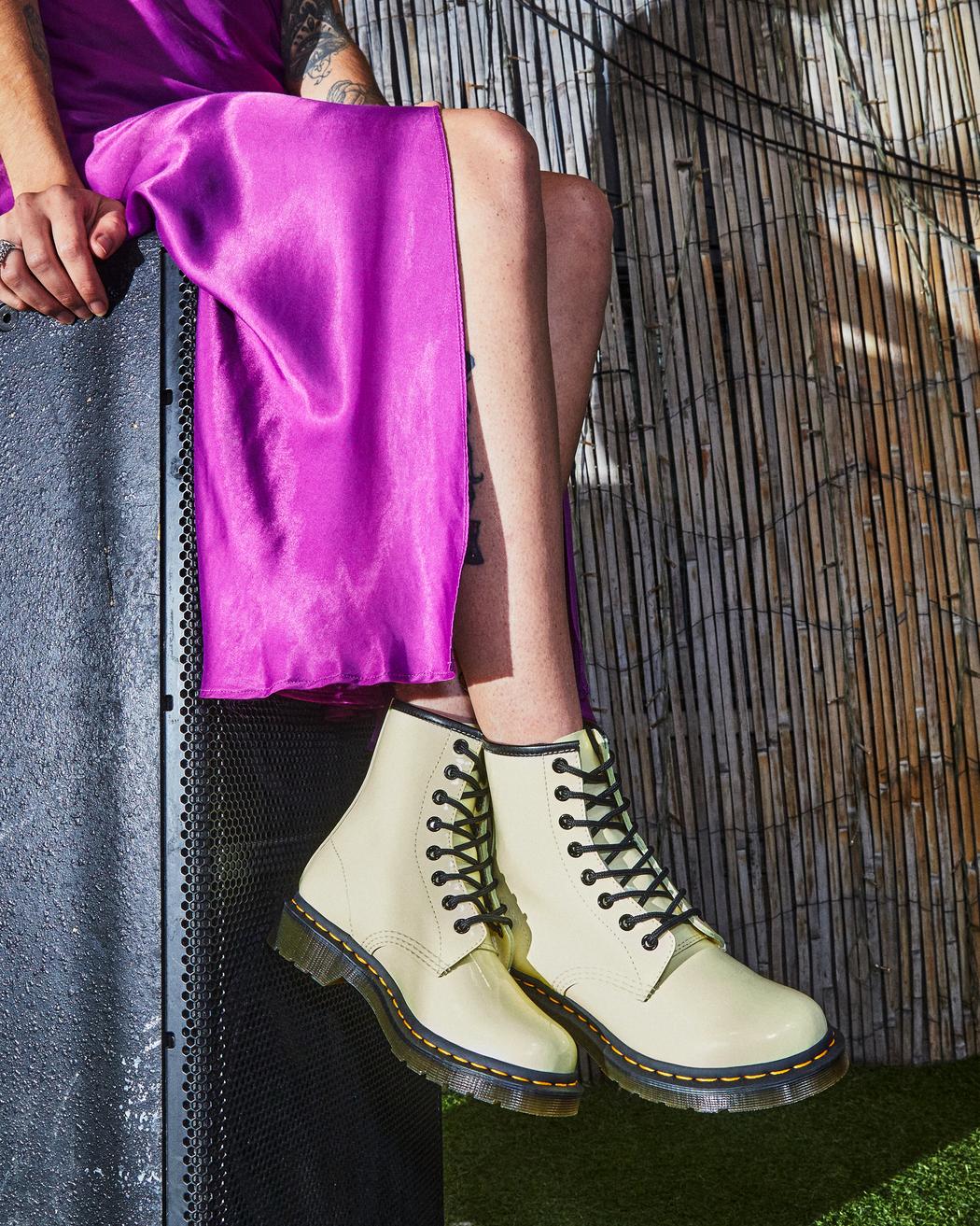 Bei PICK UP in Düsseldorf findest Du Dr. Martens, 1460 Toile Cream Patent Lamper und viel mehr von Dr. Martens