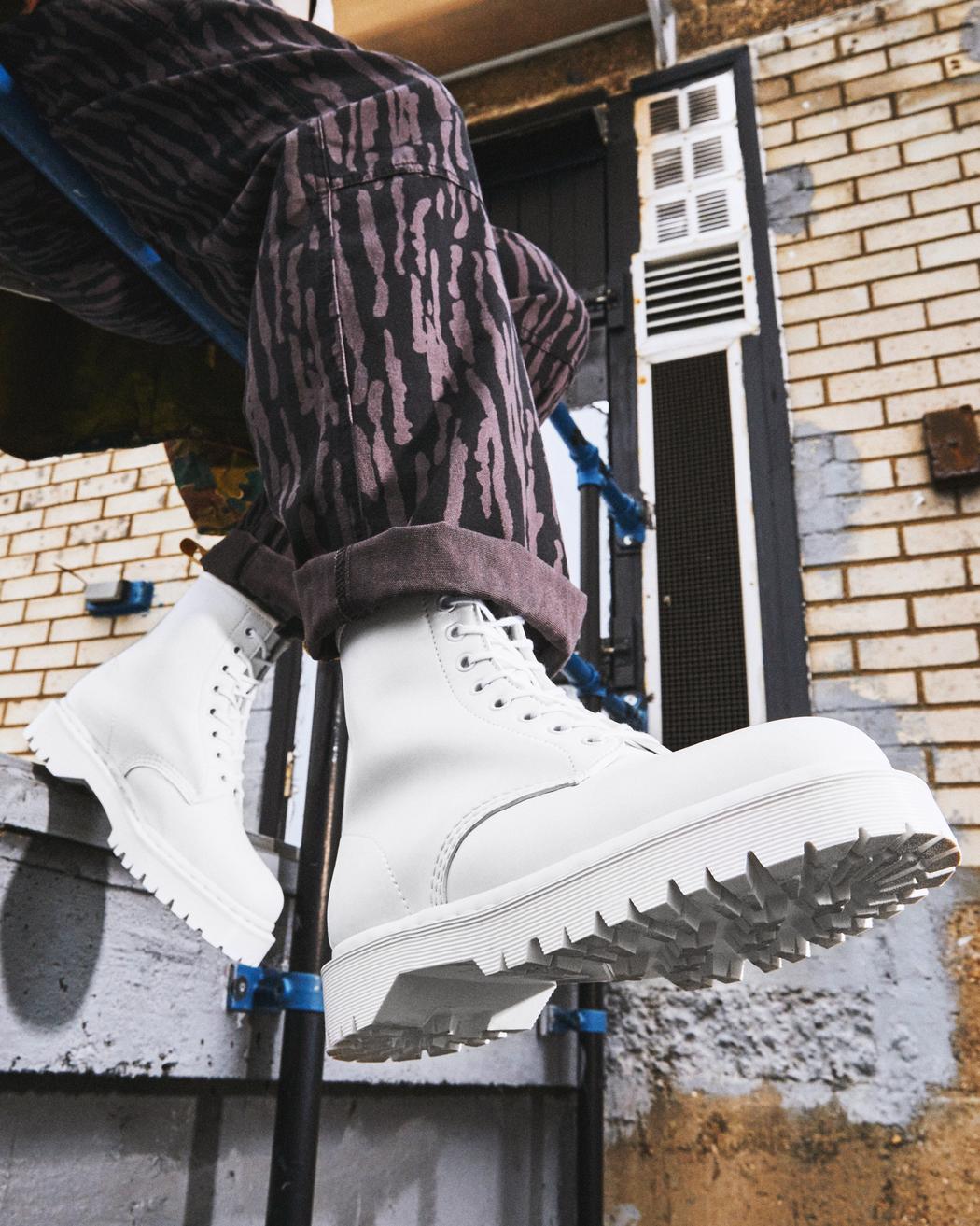 Bei PICK UP in Düsseldorf findest Du Dr. Martens, Vegan 1460 Bex Mono Optical White Kemble und viel mehr von Dr. Martens