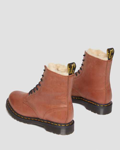 Bei PICK UP in Düsseldorf findest Du Dr. Martens, 1460 Serena Farrier, Saddle Tan  und viel mehr von Dr. Martens