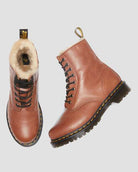 Bei PICK UP in Düsseldorf findest Du Dr. Martens, 1460 Serena Farrier, Saddle Tan  und viel mehr von Dr. Martens