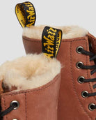 Bei PICK UP in Düsseldorf findest Du Dr. Martens, 1460 Serena Farrier, Saddle Tan  und viel mehr von Dr. Martens
