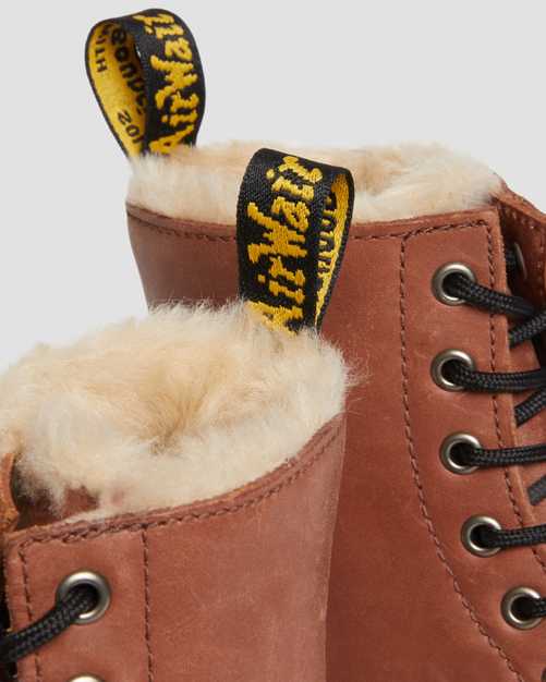 Bei PICK UP in Düsseldorf findest Du Dr. Martens, 1460 Serena Farrier, Saddle Tan  und viel mehr von Dr. Martens