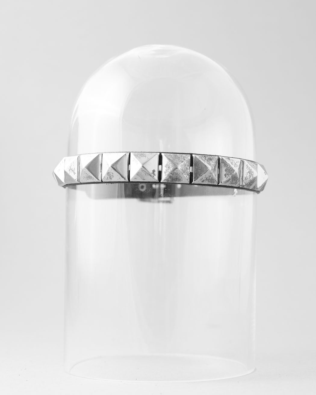 Bei PICK UP in Düsseldorf findest Du 1 Row Pyramid Stud Neckband, NB2  und viel mehr von Stylex