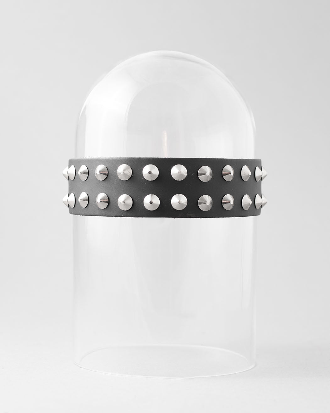 Bei PICK UP in Düsseldorf findest Du 2 Row Conical Stud Neckband  und viel mehr von Stylex