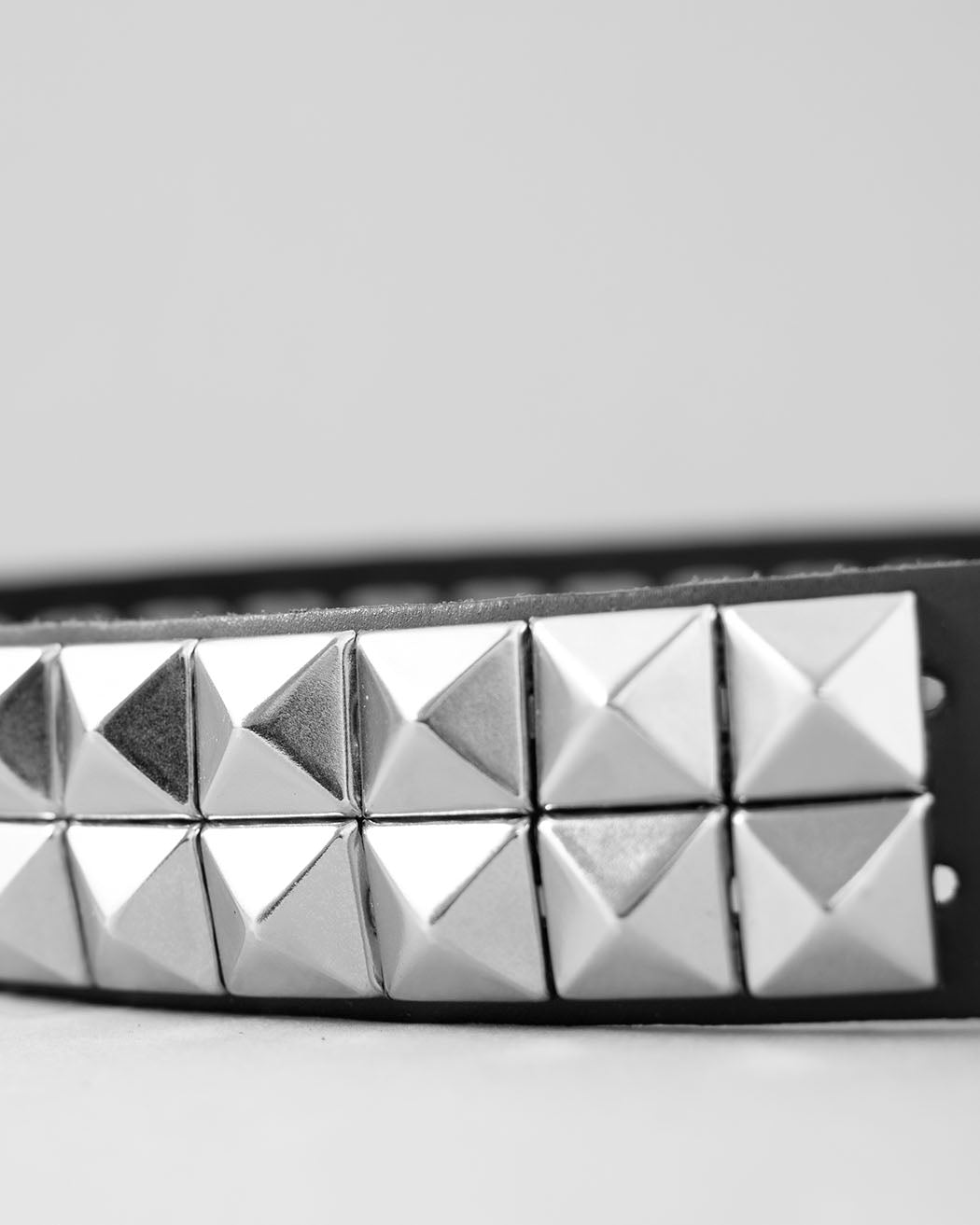 Bei PICK UP in Düsseldorf findest Du 2 Row Pyramid Belt, B22  und viel mehr von Stylex