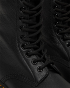 Bei PICK UP in Düsseldorf findest Du Dr. Martens, 1490 Black Virginia  und viel mehr von Dr. Martens