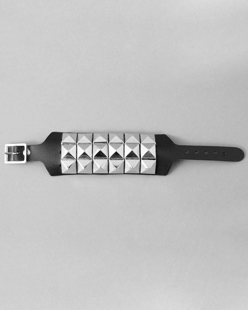 Bei PICK UP in Düsseldorf findest Du 3 Row Pyramid Wristband, WB22  und viel mehr von Stylex