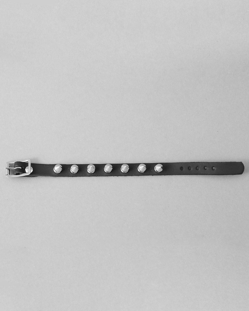 Bei PICK UP in Düsseldorf findest Du 1 Row Spike Wristband, WB26  und viel mehr von Stylex