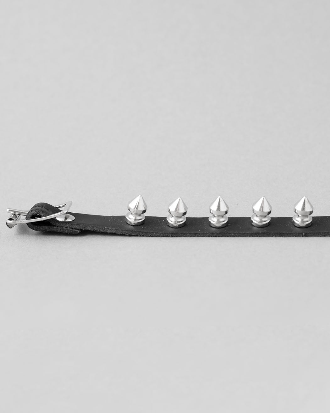 Bei PICK UP in Düsseldorf findest Du 1 Row Spike Wristband, WB26  und viel mehr von Stylex