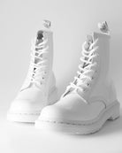Bei PICK UP in Düsseldorf findest Du Dr. Martens, 1460 MONO White Patent Lamper  und viel mehr von Dr. Martens