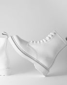 Bei PICK UP in Düsseldorf findest Du Dr. Martens, 1460 MONO White Patent Lamper  und viel mehr von Dr. Martens