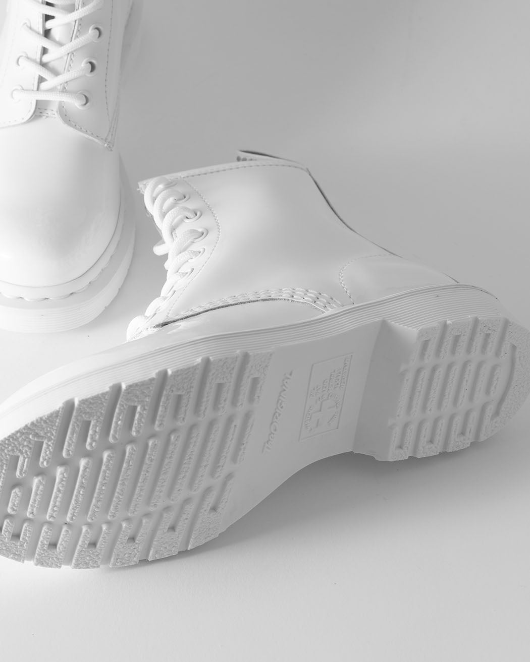 Bei PICK UP in Düsseldorf findest Du Dr. Martens, 1460 MONO White Patent Lamper  und viel mehr von Dr. Martens