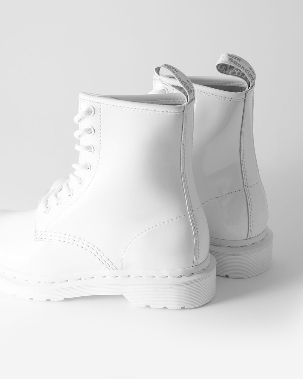 Bei PICK UP in Düsseldorf findest Du Dr. Martens, 1460 MONO White Patent Lamper  und viel mehr von Dr. Martens