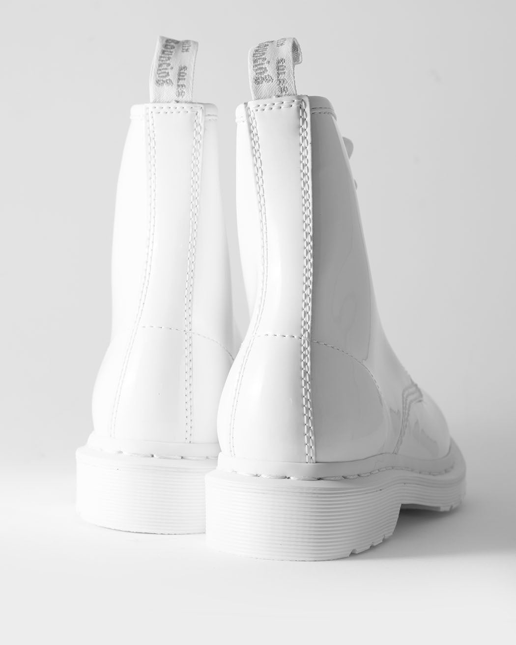Bei PICK UP in Düsseldorf findest Du Dr. Martens, 1460 MONO White Patent Lamper  und viel mehr von Dr. Martens