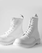 Bei PICK UP in Düsseldorf findest Du Dr. Martens, 1460 MONO White Patent Lamper  und viel mehr von Dr. Martens