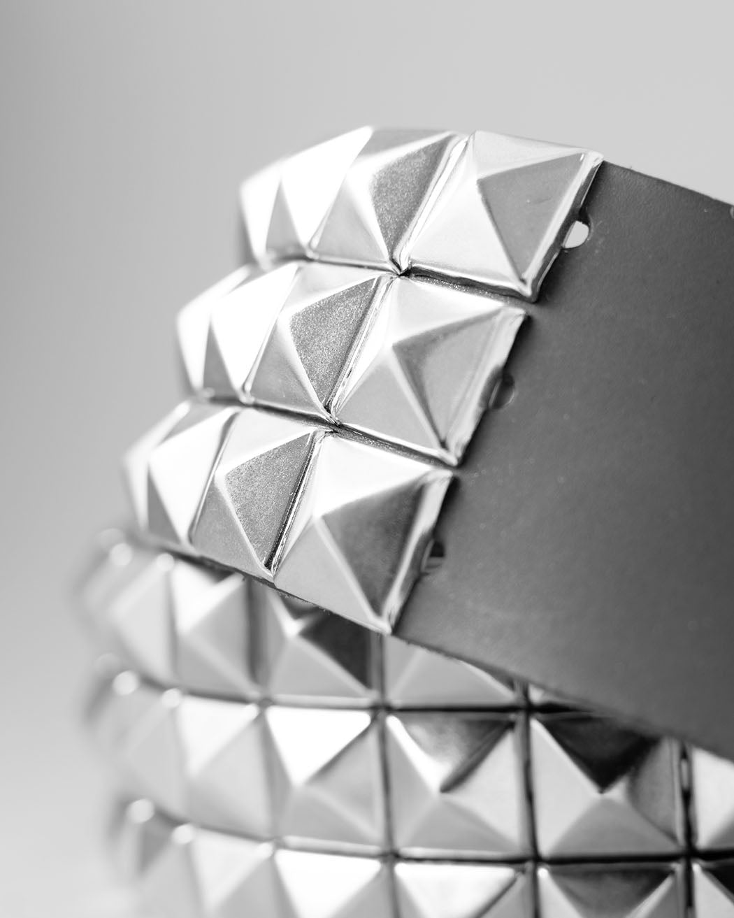 Bei PICK UP in Düsseldorf findest Du 3 Row Pyramid Belt, B23  und viel mehr von Stylex