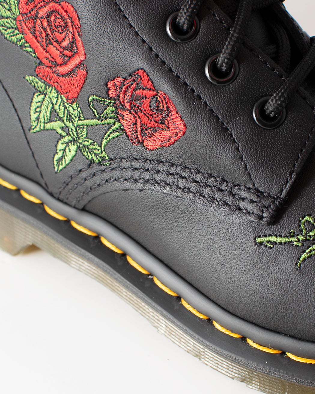 Bei PICK UP in Düsseldorf findest Du Dr. Martens, 1460 Vonda Black Softy T  und viel mehr von Dr. Martens