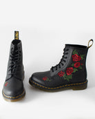 Bei PICK UP in Düsseldorf findest Du Dr. Martens, 1460 Vonda Black Softy T  und viel mehr von Dr. Martens