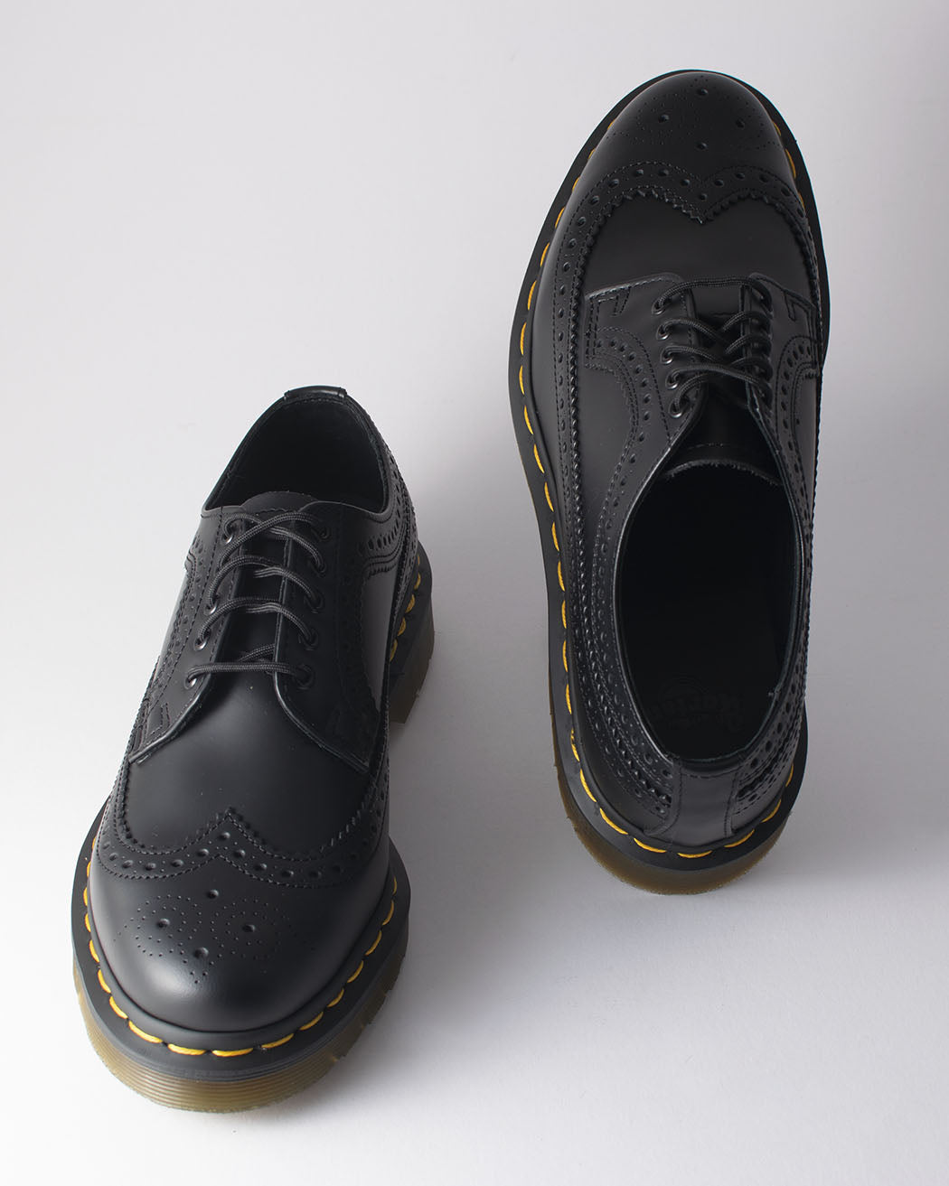 Bei PICK UP in Düsseldorf findest Du Dr. Martens, 3989 YS Black Smooth  und viel mehr von Dr. Martens