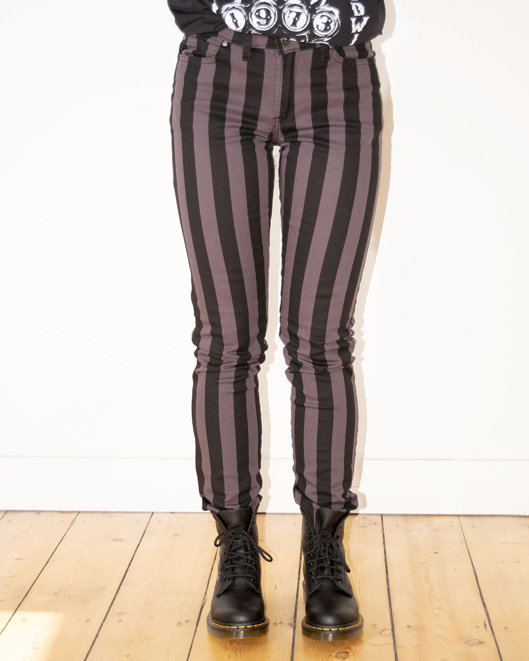 Bei PICK UP in Düsseldorf findest Du Run & Fly, JM1105, Wide Stripe Skinny, Black/Grey UNISEX  und viel mehr von RUN & FLY