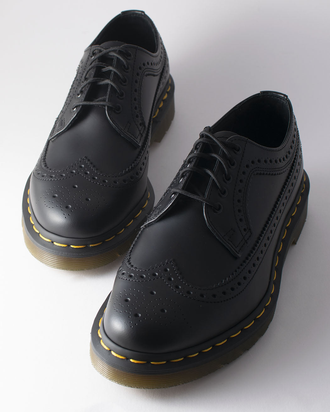 Bei PICK UP in Düsseldorf findest Du Dr. Martens, 3989 YS Black Smooth  und viel mehr von Dr. Martens