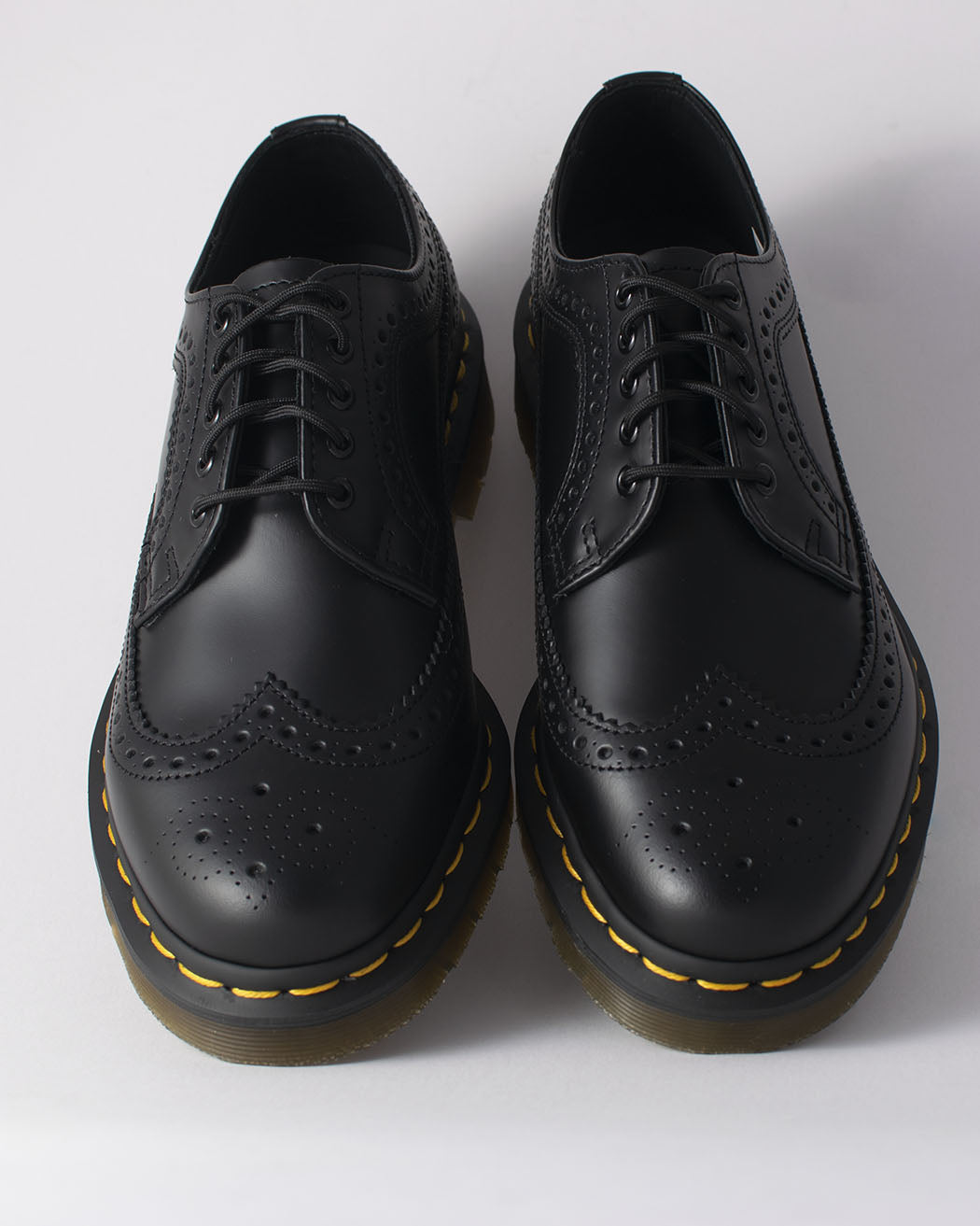Bei PICK UP in Düsseldorf findest Du Dr. Martens, 3989 YS Black Smooth  und viel mehr von Dr. Martens